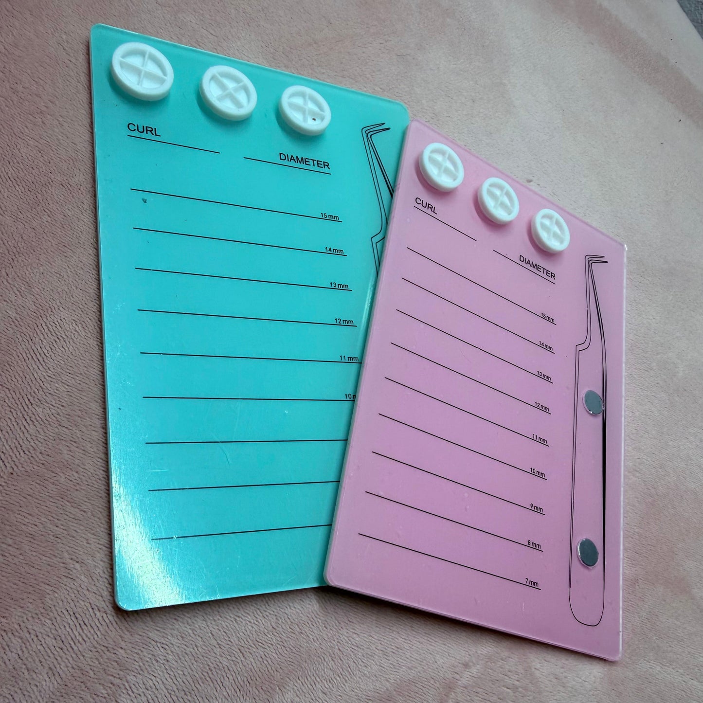 Paleta de pestañas en acrílico con imán para pinza.